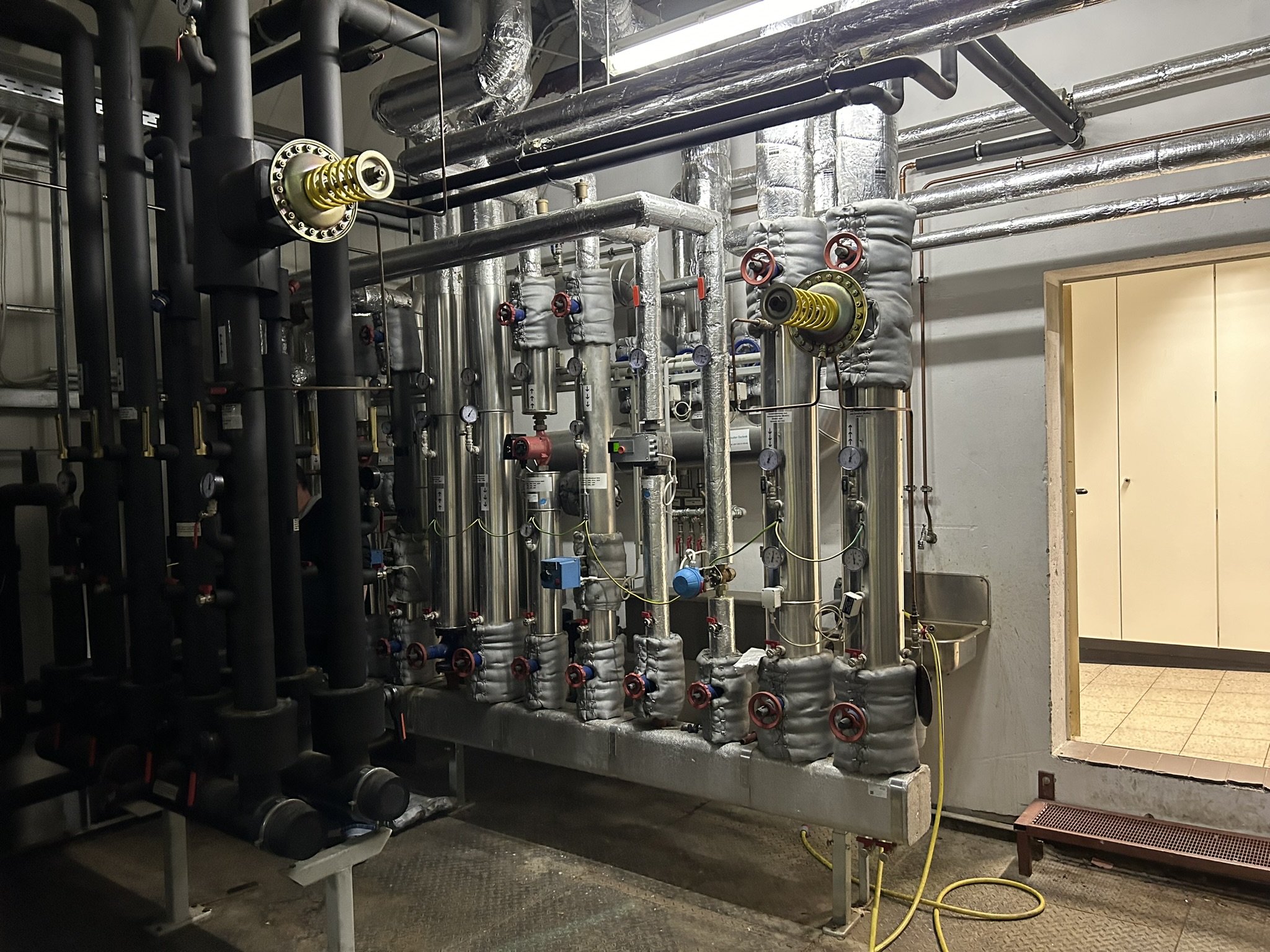 TGA-Technikraum — Rohrinstallation und Armaturensysteme